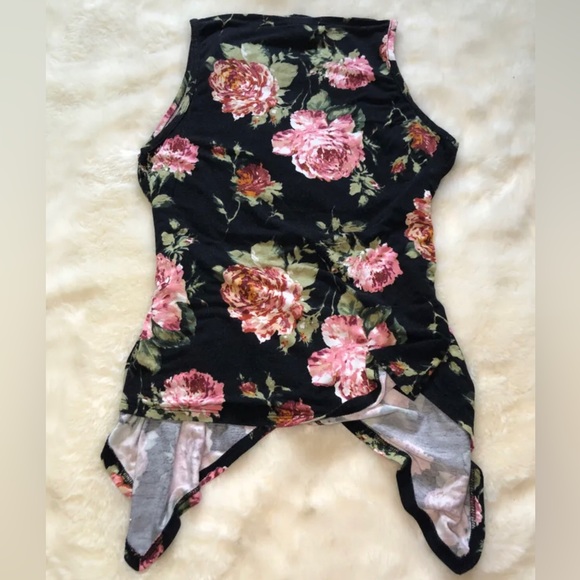 Sleeveless Tie Up Top - Picture 2 of 5